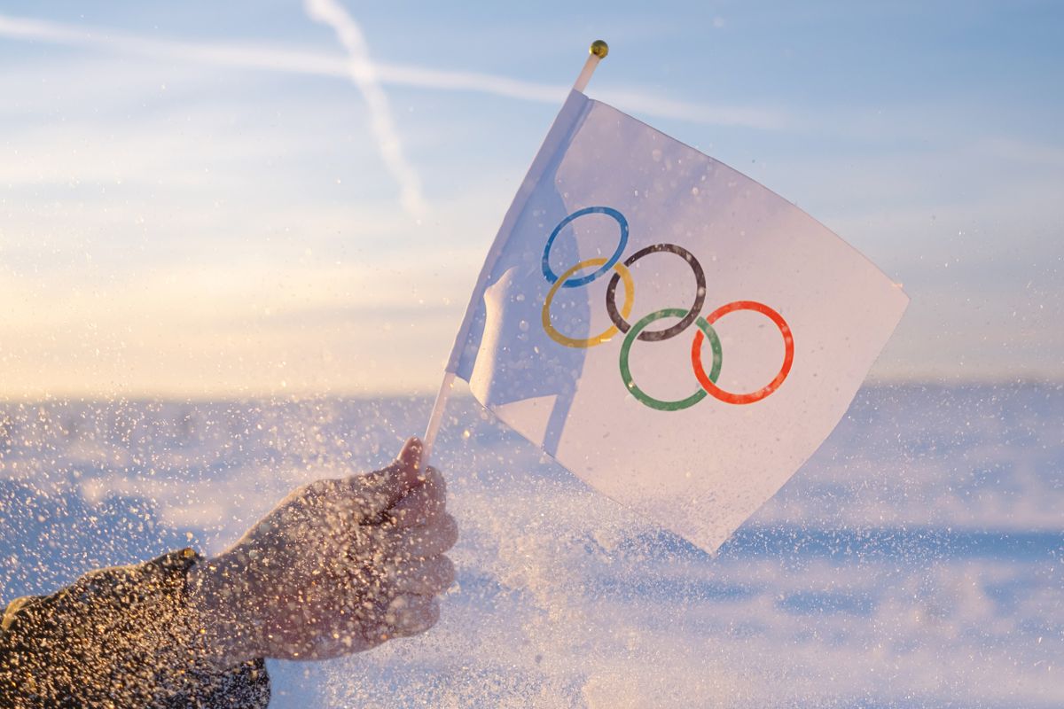 téli olimpia zászlója, amit előrébb hozhatnak