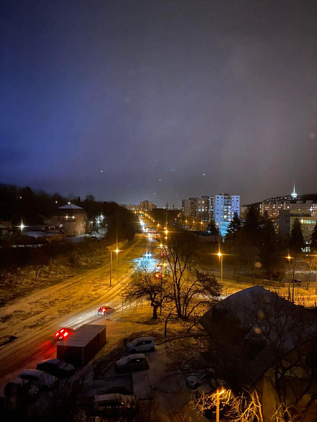 Hódara festette fehérre az utakat Miskolcon