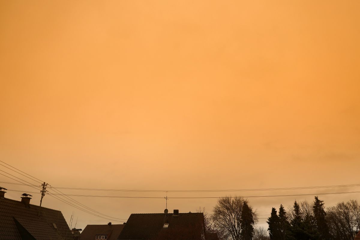 Szaharai por szűri meg a napsütést 