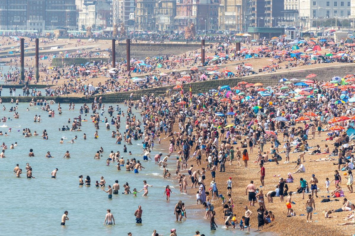 Brighton tengerpartja is megtelt a hőség elől fedezékbe vonulókkal