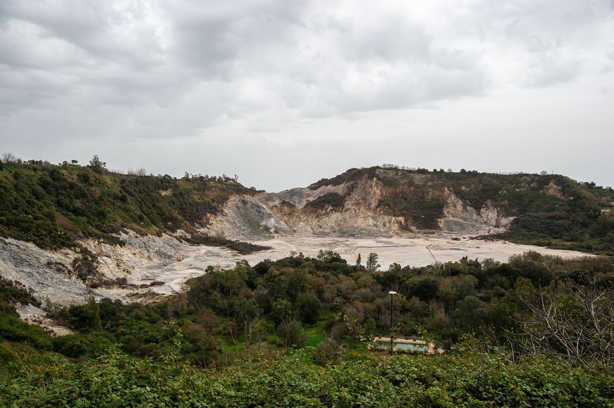Füst száll fel a Solfatara vulkáni kráterből a Campi Flegrei (Flegreai-mezők) vulkáni régióban, Pozzuoliban, 2025. március 14-én.