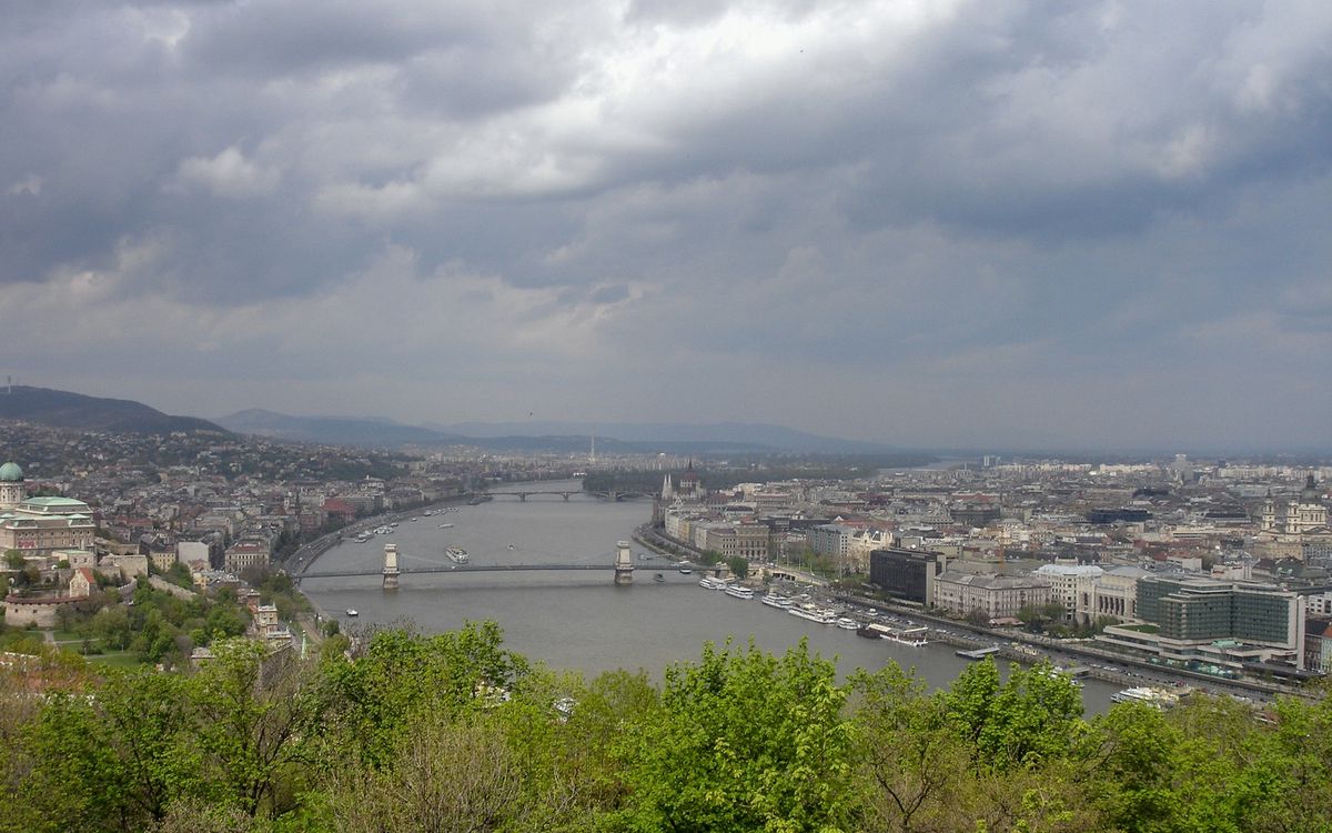 Időjárás: gomolyfelhők Budapest egén.