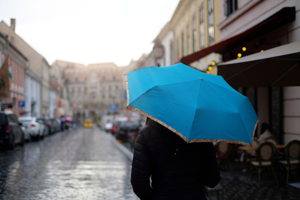 Csütörtökön fordul az időjárás, több hullámban érkezhet csapadék.
