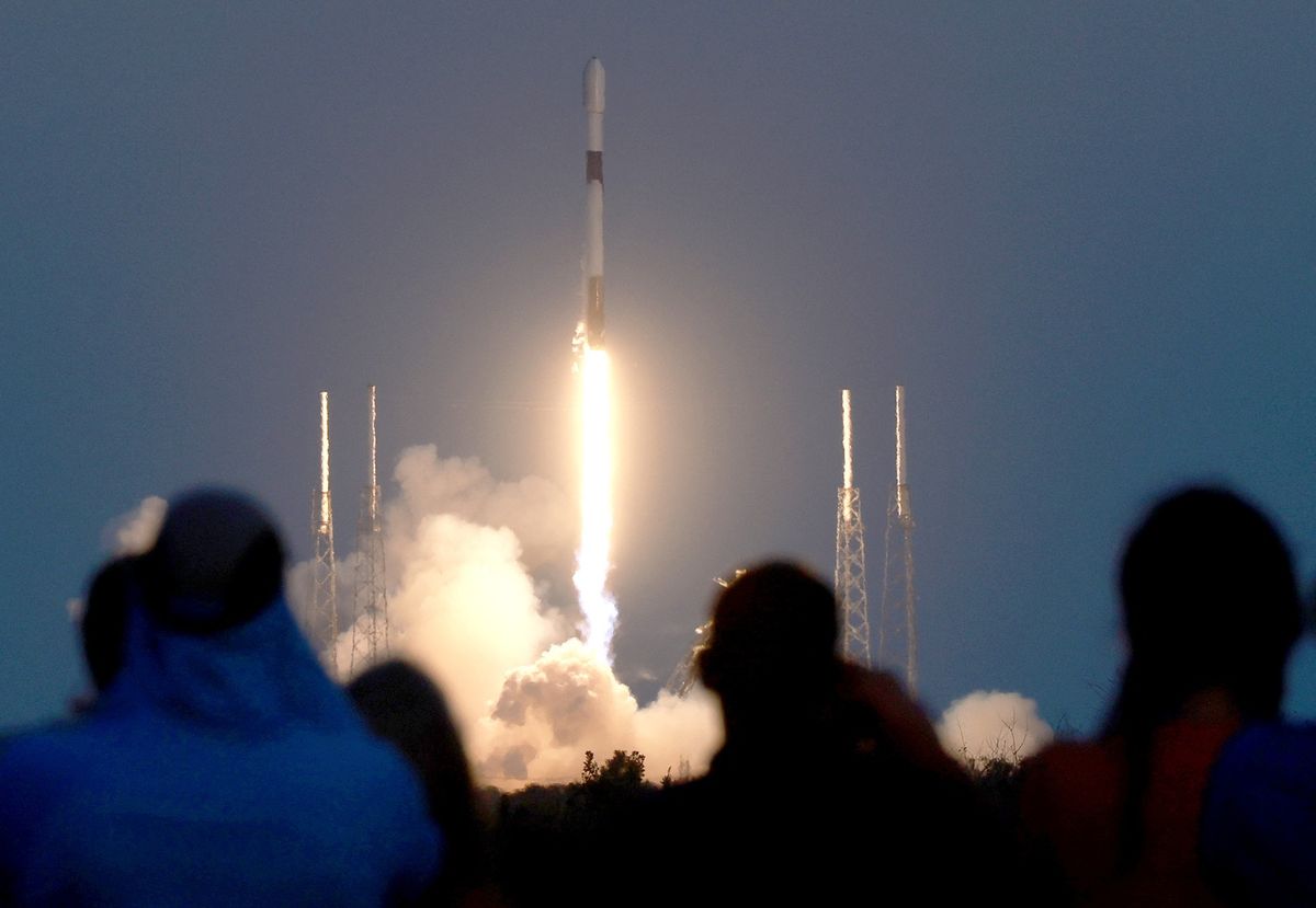 A SpaceX indítja el a Falcon 9 rakétát továbbfejlesztett Starlink műholdakkal
