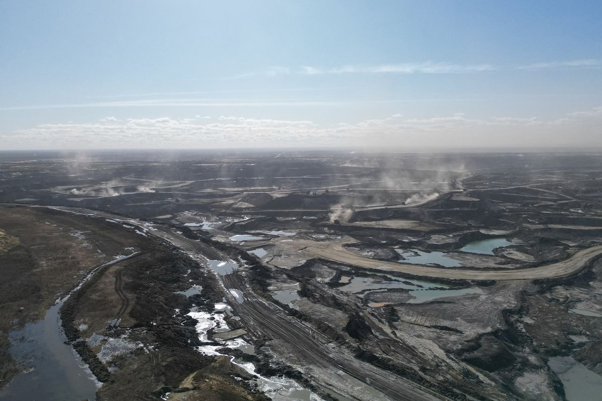 A Canadian Natural Resources Limited (CNRL) Horizon olajhomok-projektjének látképe a kanadai Alberta tartományban, Fort McKay őslakos közösségtől északra, 2026. május 5-én