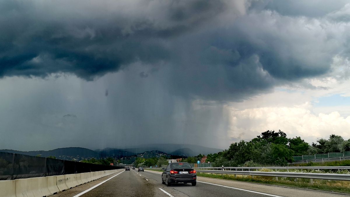 A hajnali esők és zivatarok után viharos széllel frissül fel a levegő