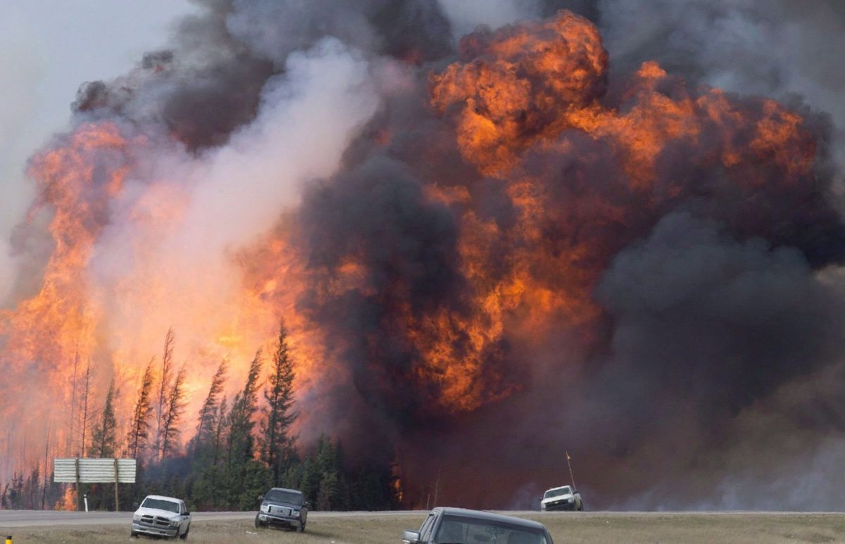 Hatalmas tűzgolyó Fort McMurray-től 16 kilométerre délre, Alberta tartományban 2016. május 7-én