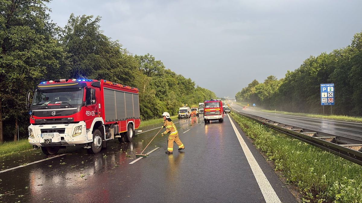 A helyi tűzoltóság végzi a kármentési munkálatokat a tornádó után