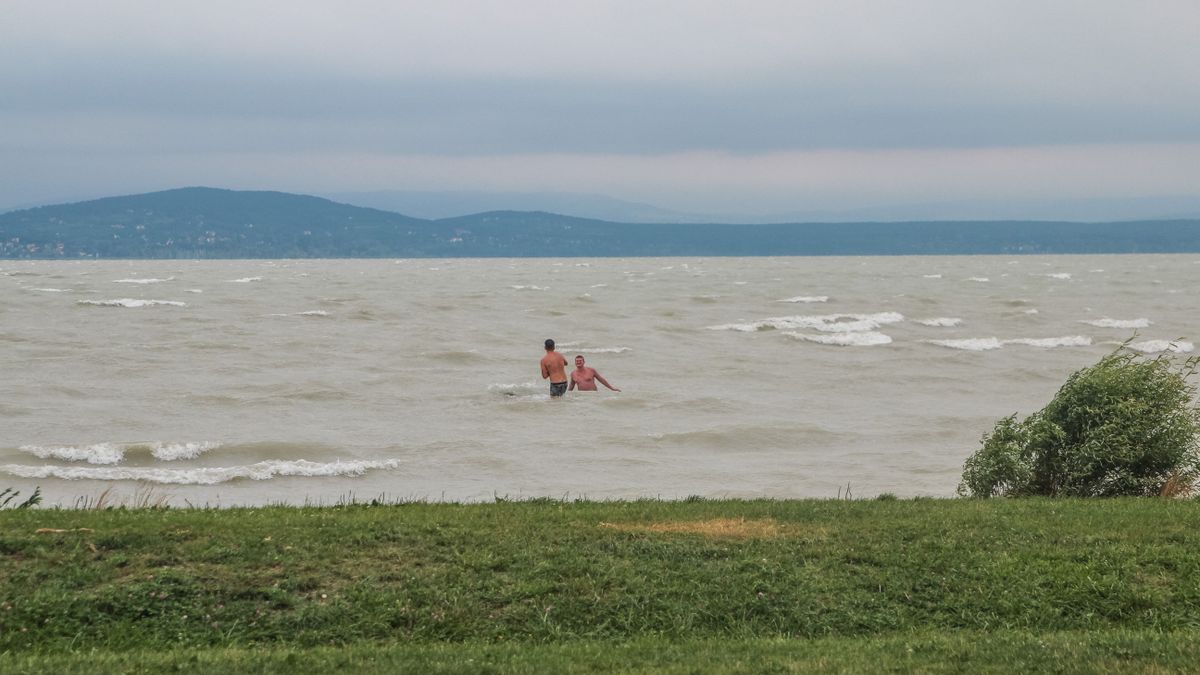 Záporok és zivatarok zavarhatják haza a strandolókat: ezeken a helyeken várható vasárnap eső