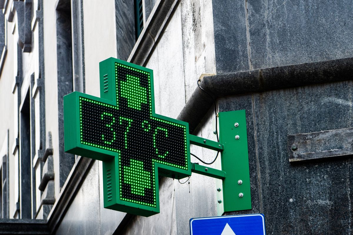 37 fokot mutat az utcai hőmérő a kánikulában.