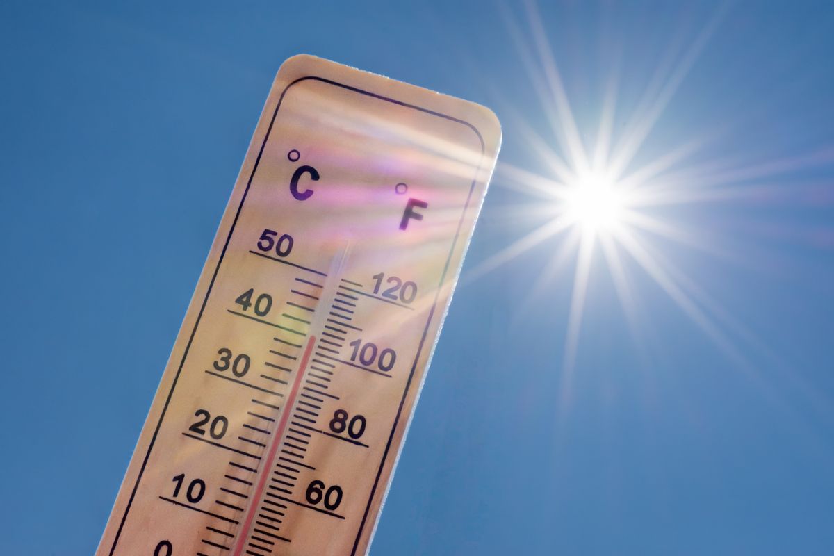 Thermometer,Displaying,A,High,Temperature,In,Degrees,Celsius,And,Fahrenheit